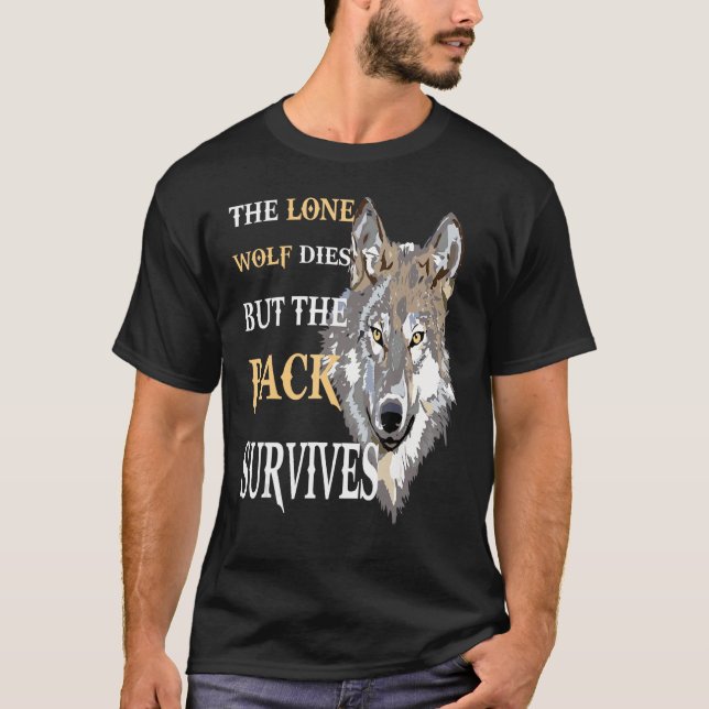 Camiseta El lobo solitario muere pero la familia de perros  (Anverso)
