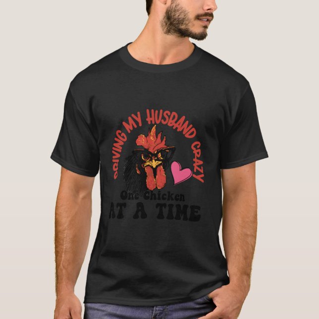 Camiseta El Marido Que Conduce Loco Un Pollo A La Vez (Anverso)