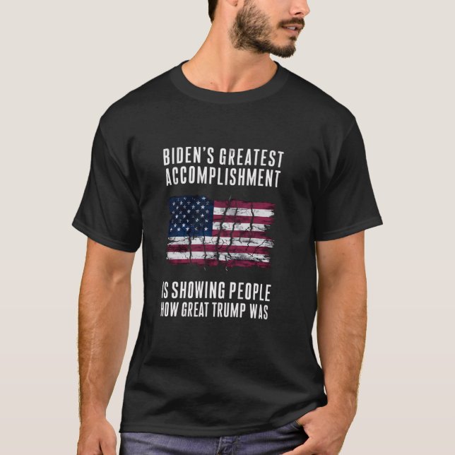 Camiseta El mayor logro de Biden está mostrando a la gente (Anverso)