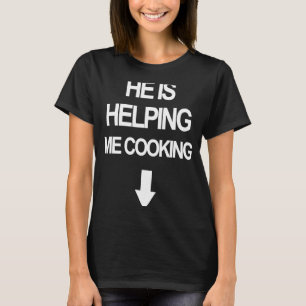 Camiseta Él me está ayudando a cocinar a una graciosa cocin