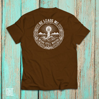 Camiseta Él me lleva junto a aguas tranquilas Salmo 23:2 