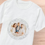 Camiseta El mejor clásico de papá del mundo<br><div class="desc">Este diseño simple y clásico está compuesto por tipografía de la síspera y agrega una foto personalizado. "El papá más grande del mundo" rodea la foto de tu padre,  padre,  papá,  etc.</div>