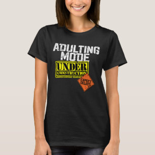 Camiseta El modo de adulto en construcción es un divertido