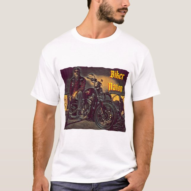 Camiseta El motociclista sentado en su Harley (Anverso)