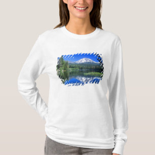 Camiseta El Mt. Lassen se eleva sobre el lago Manzanita