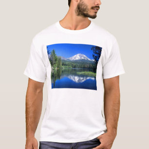 Camiseta El Mt. Lassen se eleva sobre el lago Manzanita