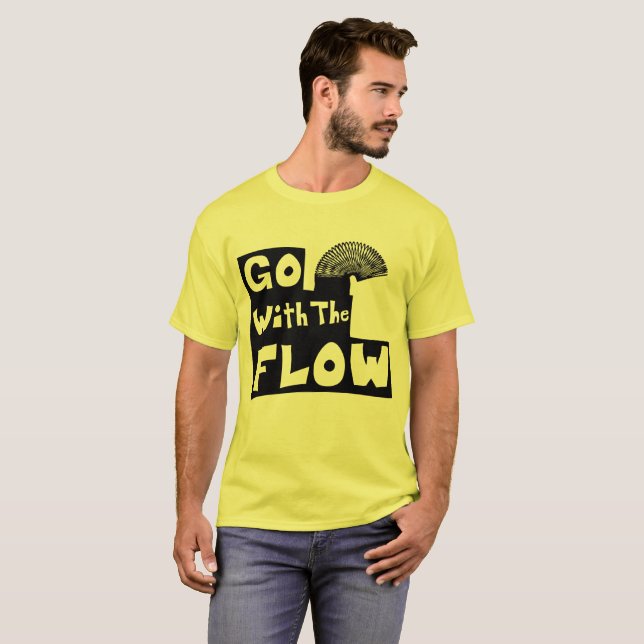 Camiseta El negro "va con el flujo" con furtivo en las (Anverso completo)