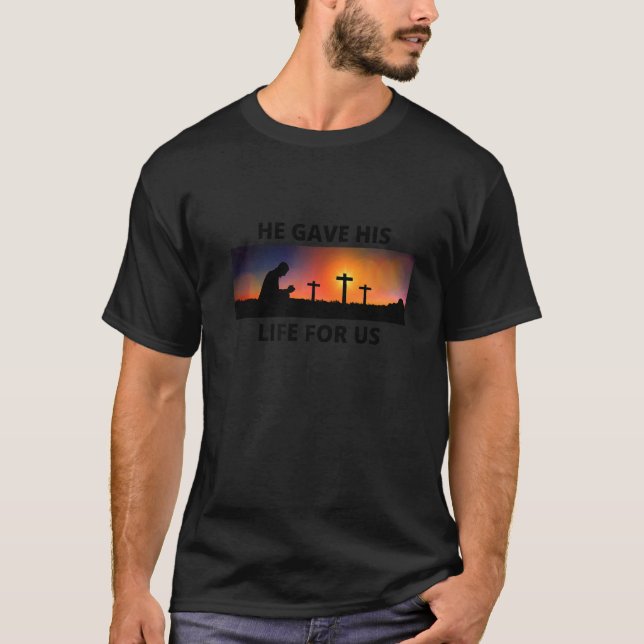 Camiseta Él Nos Dio La Vida A Tres Cruces Religiosos (Anverso)
