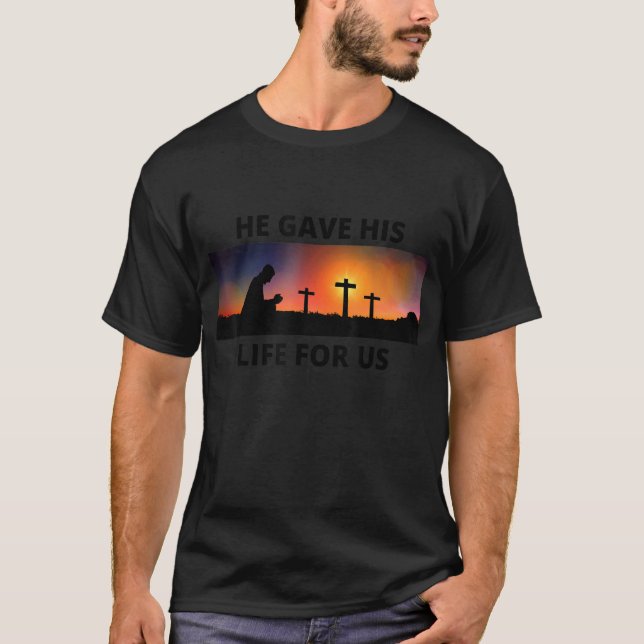Camiseta Él Nos Dio La Vida A Tres Cruces Religiosos (Anverso)