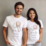 Camiseta El o ella globo género revelan a papá de familia<br><div class="desc">Descubre la sorpresa: Eleva tu género y muestra la ducha de bebé con las invitaciones de globo rosa y azul y la colección de decoración. Adornadas con tipografías de guiones extravagantes y delicados flecos de oro, las encantadoras invitaciones, carteles y decoración prepararon el escenario para una celebración mágica. Dejen que...</div>