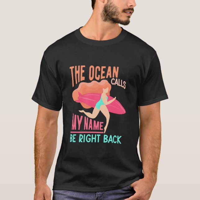Camiseta El océano llama a la surfista (Anverso)