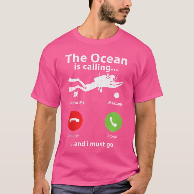 Camiseta El Océano Llama A Los Buceadores De Scuba Divertid (Anverso)