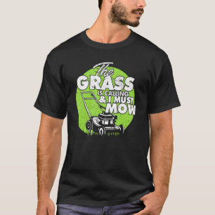 Camiseta El Paisaje De Césped En La Hierba Está Llamando Y 