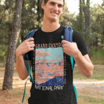 Camiseta El Parque Nacional del Gran Cañón, Arizona, con pr<br><div class="desc">Diseño artístico vectorial del Gran Cañón. El parque alberga gran parte del inmenso Gran Cañón,  con sus bandas de rock rojo en capas que revelan millones de años de historia geológica.</div>