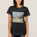Camiseta El paseo marítimo en Trouville de Claude Monet<br><div class="desc">El paseo marítimo en Trouville (1870) de Claude Monet es una pintura de arte fino impresionista vintage que presenta una playa en un resort costero en Normandía, Francia en un hermoso día soleado. Acerca del artista: Claude Monet (1840-1926) fue un fundador del movimiento pictórico impresionista francés con la mayoría de...</div>