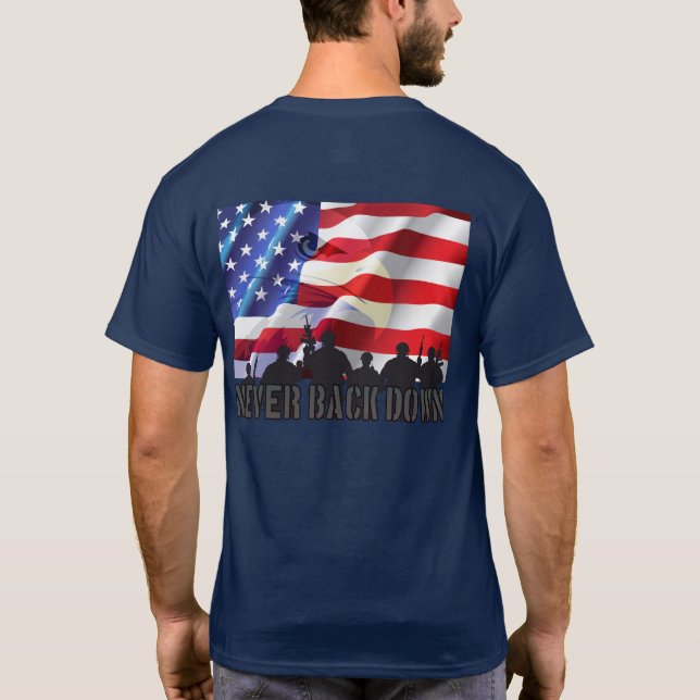 Camiseta El patriotismo nunca retrocede por la bandera del  (Reverso)