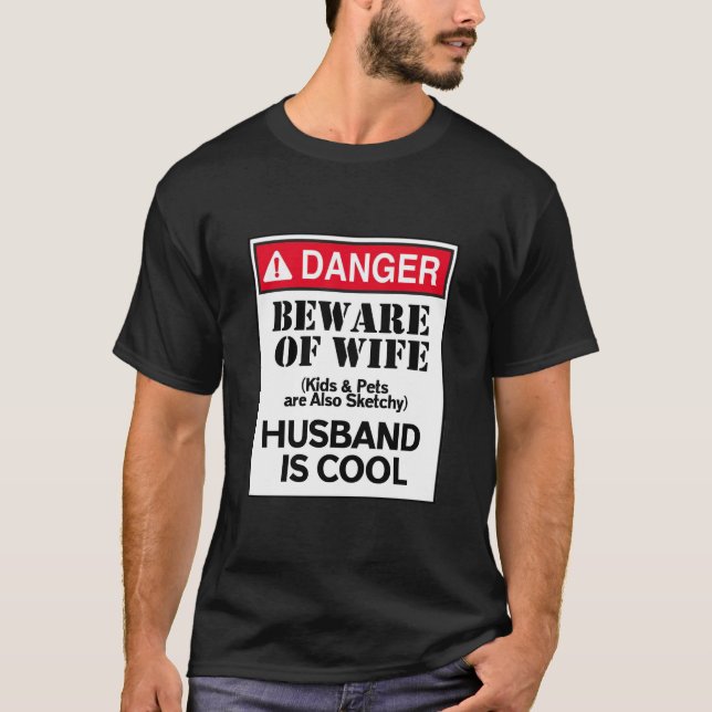 Camiseta El Peligro De Cuidado Con La Esposa Es Guay (Anverso)