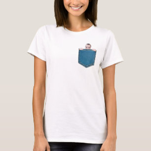 Camiseta El Pequeño Se Está Buscando Con Un Bolsillo Fals