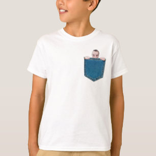 Camiseta El Pequeño Se Está Buscando Con Un Bolsillo Falso