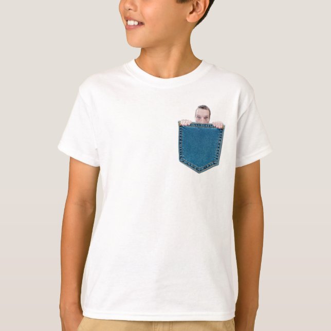 Camiseta El Pequeño Se Está Buscando Con Un Bolsillo Falso (Anverso)