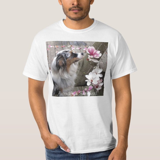 Camiseta El perro de pastor australiano huele la flor de (Anverso)