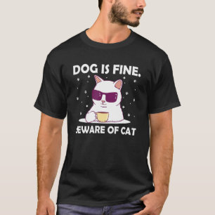 Camiseta El perro está bien, ten cuidado con el gato sarcás