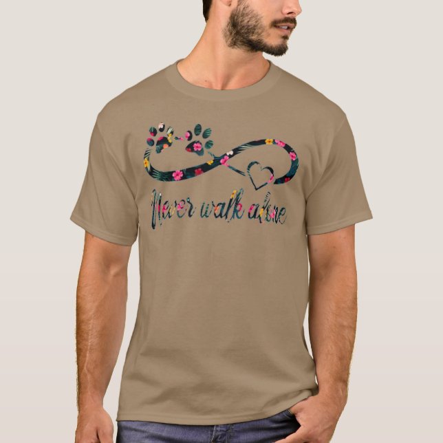 Camiseta El perro nunca camina solo con la flor de los aman (Anverso)