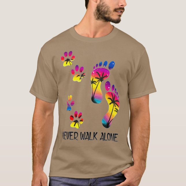 Camiseta El perro nunca camina solo en la playa de Hawaii (Anverso)