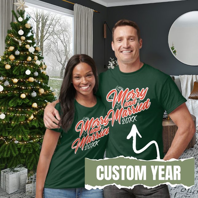 Camiseta El Personalizado de la escritura de mora y el curr (Merry and Married Script Custom Year Red and Green T-Shirt)
