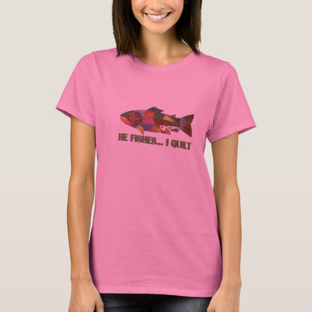 Camiseta Él pesca, yo acolcha (Anverso)