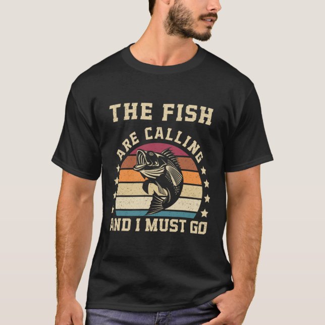 Camiseta El Pescado Está Llamando Y Debo Ir A Pescar Gracio (Anverso)