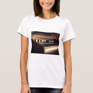 Camiseta El piano antiguo viejo del teclado cierra el