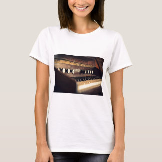 Camiseta El piano antiguo viejo del teclado cierra el