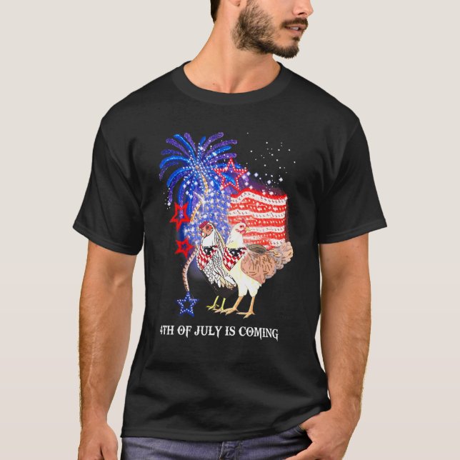 Camiseta El Pollo 4 De Julio Llega La Bandera Estadounidens (Anverso)
