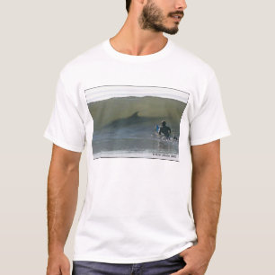 Camiseta el practicar surf con el tiburón