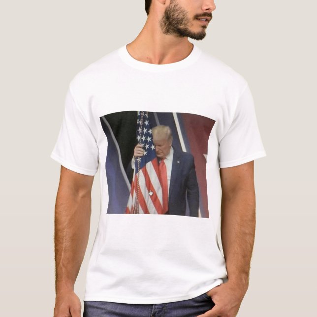 Camiseta El presidente Trump abrazando la bandera estadouni (Anverso)