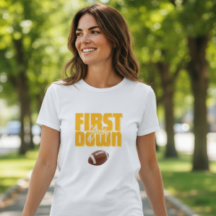 Camiseta El primer año de mamá fútbol americano texto amari