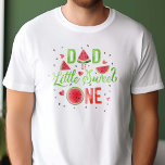 Camiseta El primer cumpleaños de la sandía roja, el verano<br><div class="desc">Celebra la alegre ocasión del primer verano de tu bebé con nuestra camiseta "Día de la sandía, primer cumpleaños, de papá". Esta vibrante pieza presenta un impresionante diseño de melón rojo acuarela, complementado con una caligrafía caprichosa en un verde limón refrescante, que captura perfectamente la esencia del verano. Adaptada para...</div>