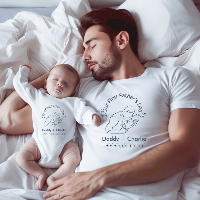 Camiseta El primer día del padre, padre sosteniendo el reci (Matching daddy and me t-shirts for father's day.)