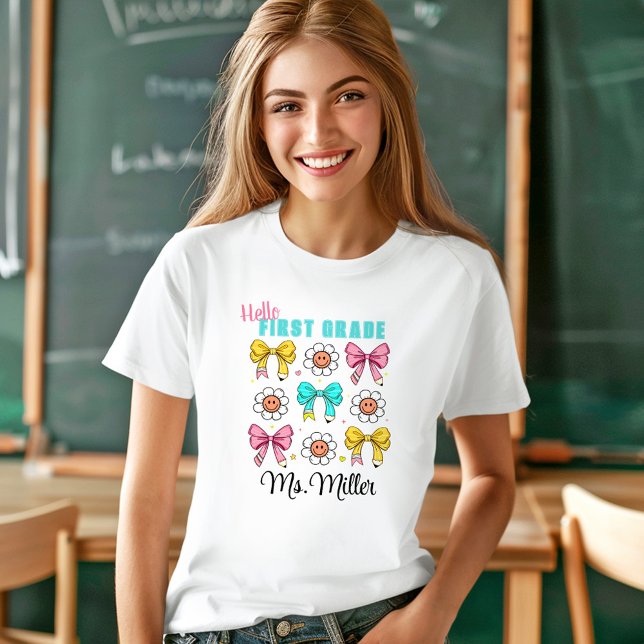 Camiseta El profesor vuelve a la escuela con el nombre del  (Teacher Back To School Cute Bow Pencil Name T-Shirt)