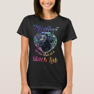 Camiseta El Propietario De Black Lab Mi Corazón Está Sosten