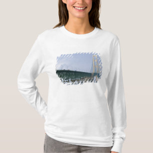 Camiseta El puente de Mackinac que atraviesa los Estrechos 