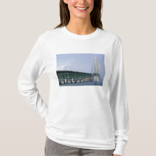 Camiseta El puente de Mackinac que atraviesa los Estrechos 