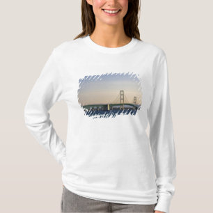 Camiseta El puente de Mackinac que atraviesa los Estrechos 