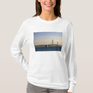 Camiseta El puente Mackinac que recorre el estrecho de 3