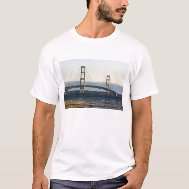 Camiseta El puente Mackinac que recorre el estrecho de 4 (Anverso)