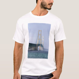 Camiseta El puente Mackinac que recorre los estrechos de
