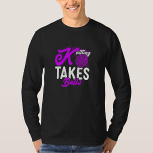 Camiseta El punto femenino toma las bolas de los cuchillos