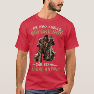 Camiseta El que se arrodilla antes de que Dios pueda parars