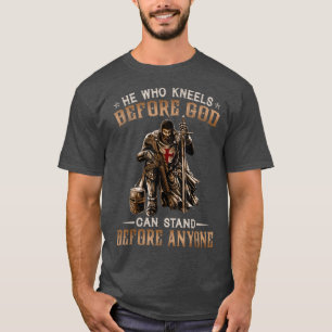 Camiseta El que se arrodilla antes de que Dios pueda parars